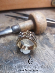 Anillo en oro diseno personalizado