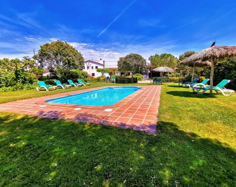 Zona de piscina del alojamiento rural de Can Micos