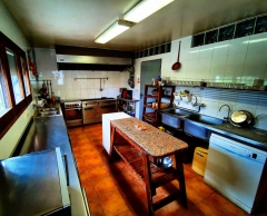 Cocina profesional equipada totalmente de la casa rural de can micos