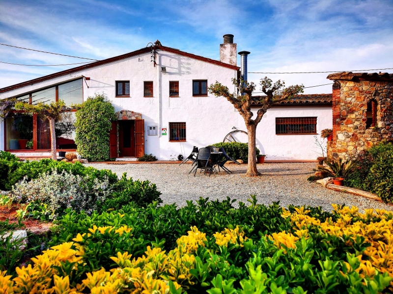 Vista general de la casa rural de Can Micos