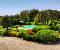 Vista del jardin y de la zona de piscina de la casa rural