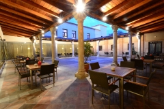 Patio porticado donde se situa la terraza