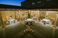 Banquete en patio porticado