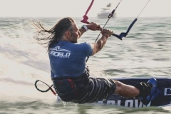 Manuel Beltrán practicando Kitesurfing en Tarifa