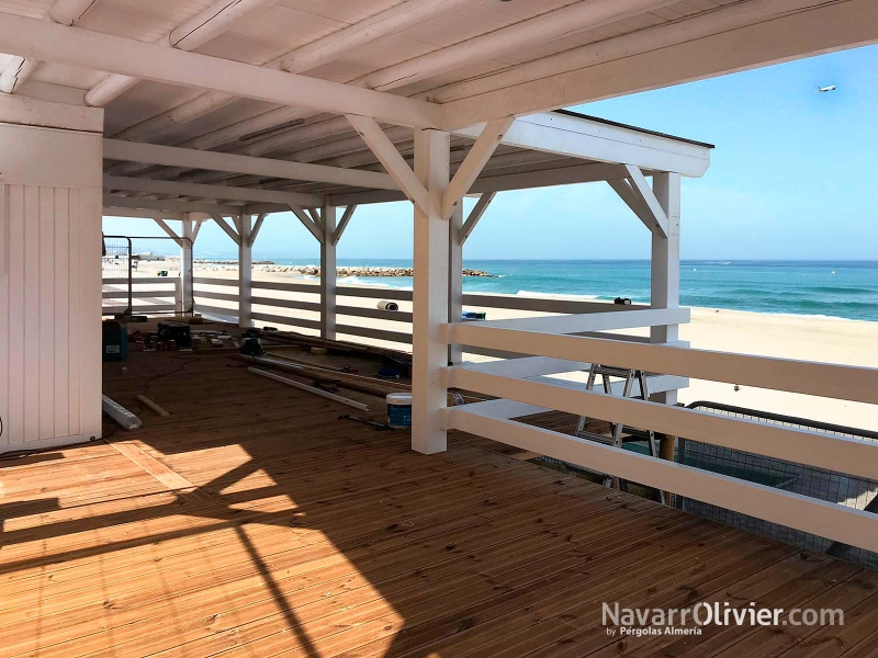 terraza de madera con pergola para chiringuito fijo