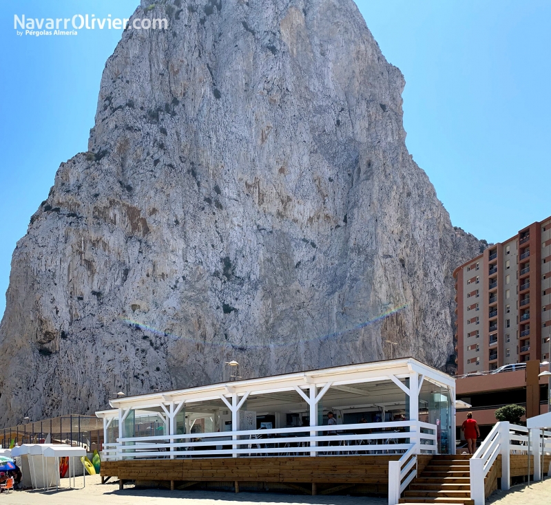 Chiringuito de madera en Eastern Beach, Gibraltar