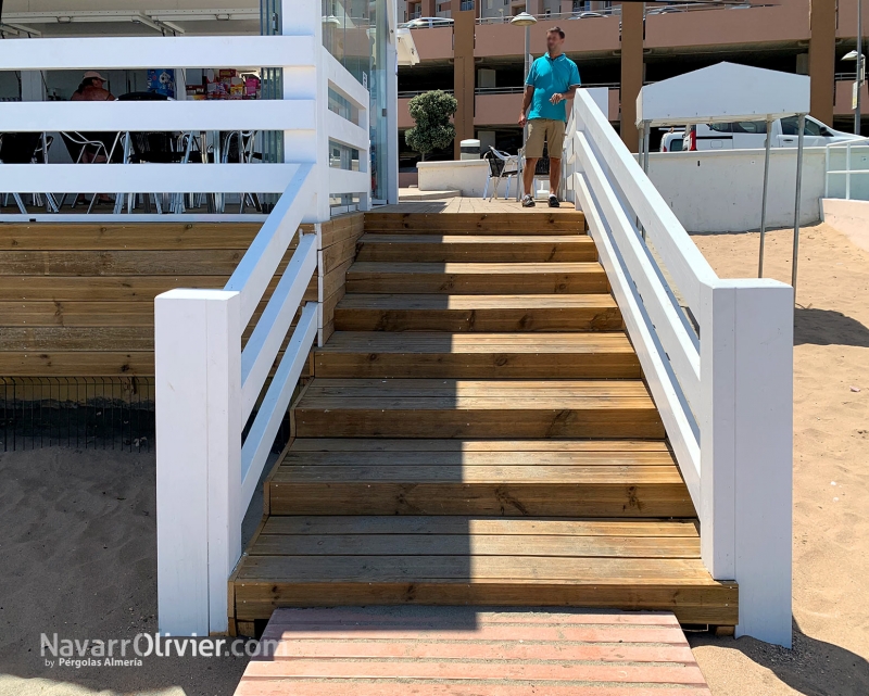Escalera de madera para exterior. Playa Levante, Gibraltar