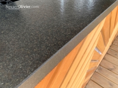 Detalle de chiringuito modular con barra de piedra natural