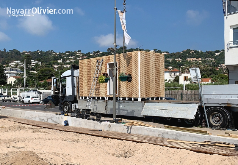 Montaje de chiringuito de madera y metal en Golfe Juan, Francia