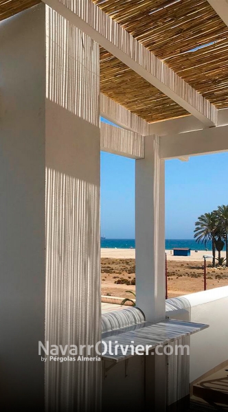 Pergola blanca de madera con techo de caizo pata terraza de piso