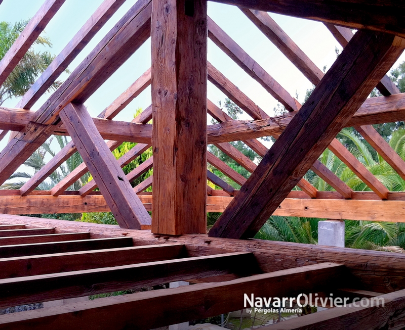 Carpintera especializada en construcciones con madera recuperada