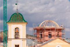 Montaje de domo construido en vigas de madera curva para iglesia de santiago, lorca