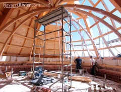 Montaje de cubierta de cupula con domo interior construidos en madera