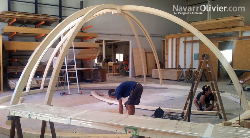 Fabricación de domo con vigas de madera curva mecanizada