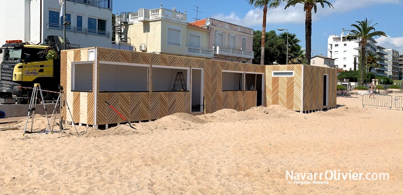 Montaje de chiringuitos de playa construidos en madera y metal