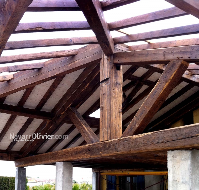 Carpintería de madera. Estructura de madera recuperada para tejado