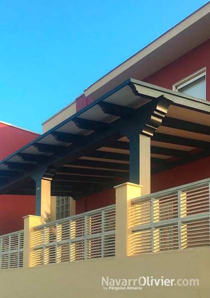 Pérgola de madera adosada para balcón de vivienda unifamiliar