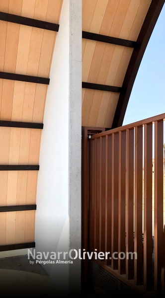 Estructura de madera curva en forma de arco para portico de acceso a empresa agrcola