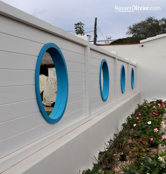 Muro en madera para exterior. Piscina Camping Sant Miquel, Colera, Girona