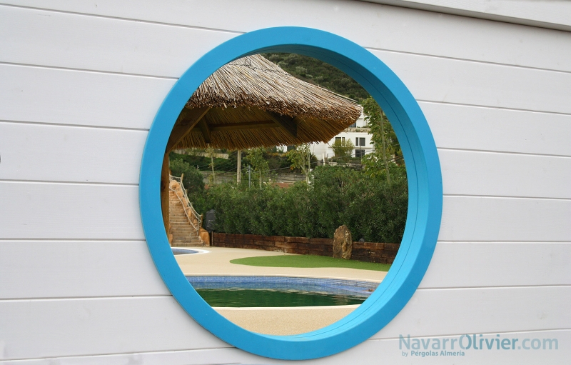 Ventana circular en muro de madera para exterior de Camping