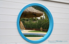 Ventana circular en muro de madera para exterior de camping