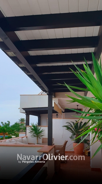 Pérgola adosada de madera en blanco y negro para balcon