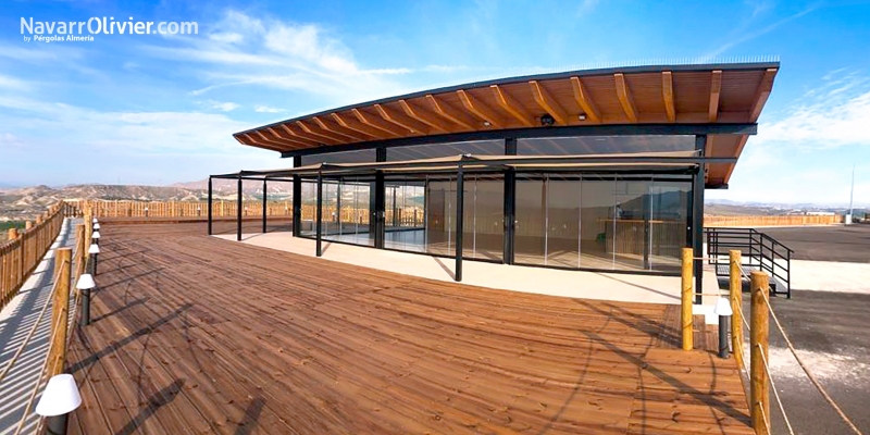 Contrucción de restaurante en mirador panorámico con terraza en tarima para exterior