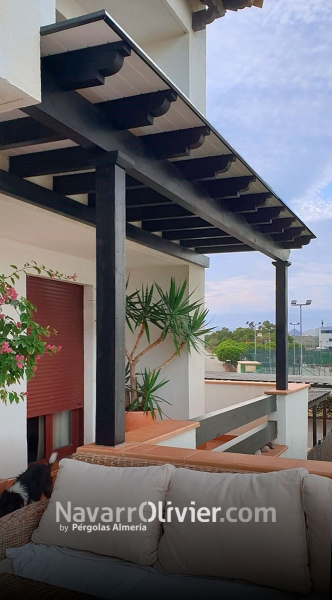 Pérgola de madera para balcon de vivienda