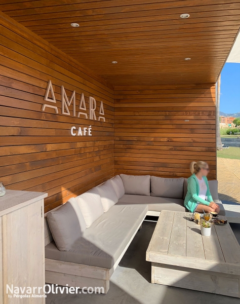 Terraza de cafe Amara. Construccin modulara de madera equipada para hostelera