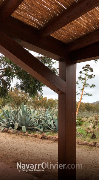 Pérgola natural de madera laminada con cubierta en cañizo. San Jose, Almería