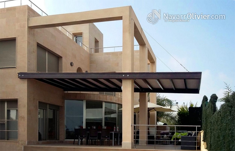 Pérgola para terraza jardín de vivienda unifamiliar. Estructura suspendida con amplio voladizo