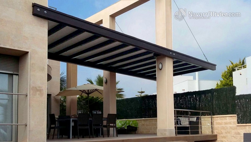 Pérgola suspendida sobre pilares de obra con voladiza en Vera, Almería