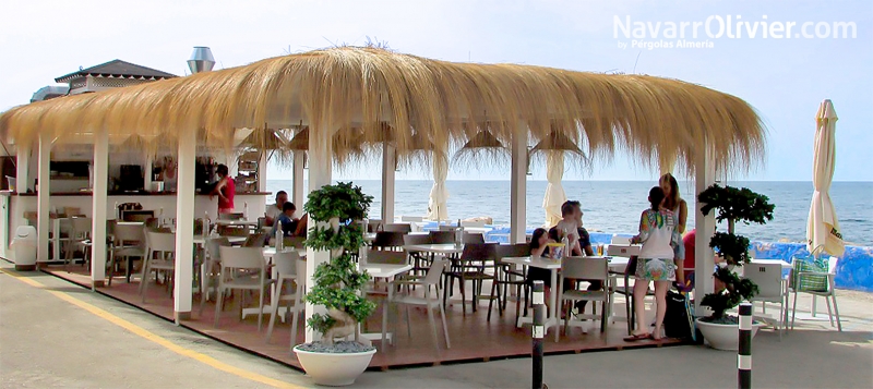 Chiringuito con terraza tarimada y pérgola narural con cubierta en cañizo y carritx