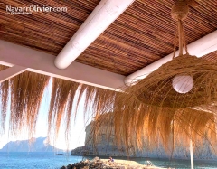 Pergola natural en madera laminada y tronco calibrado con cubierta en canizo y carritx
