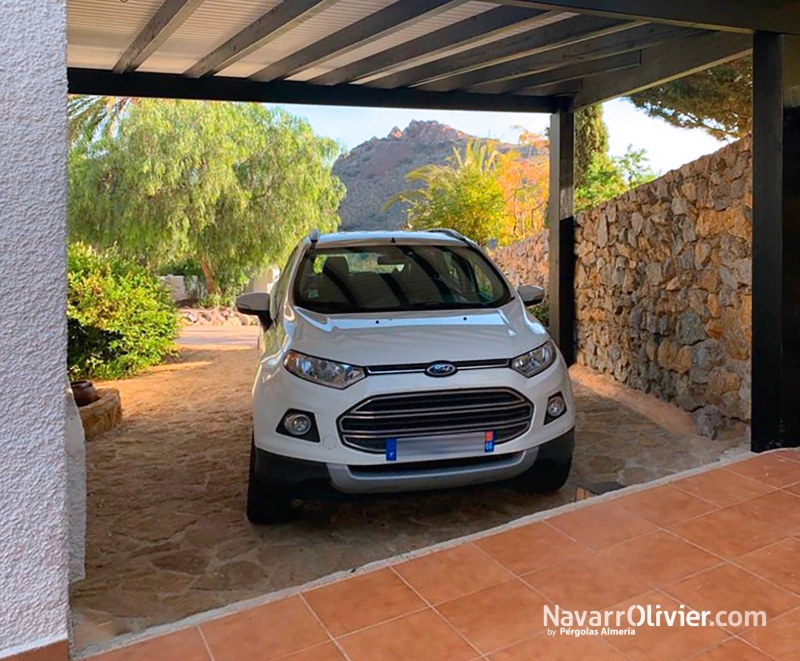 Techo de madera para aparacamiento privado de casa rural