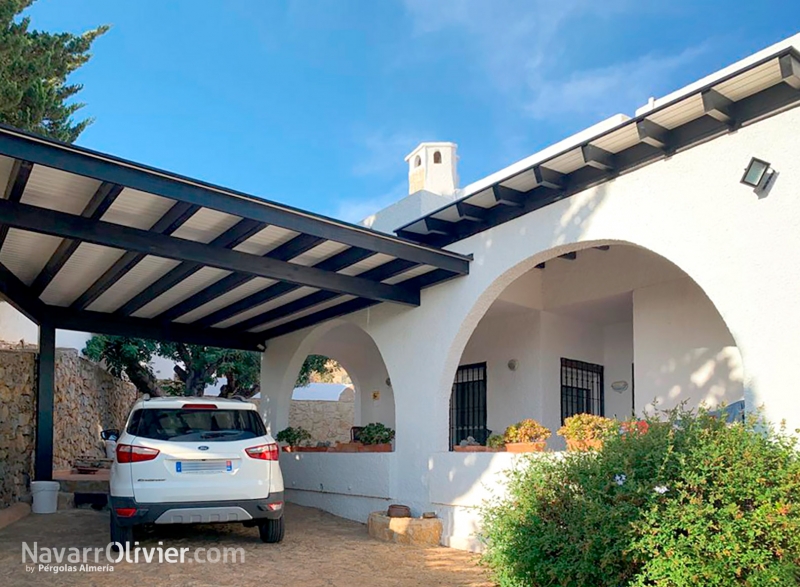 Pérgola de madera para aparcamiento de vehículo privado