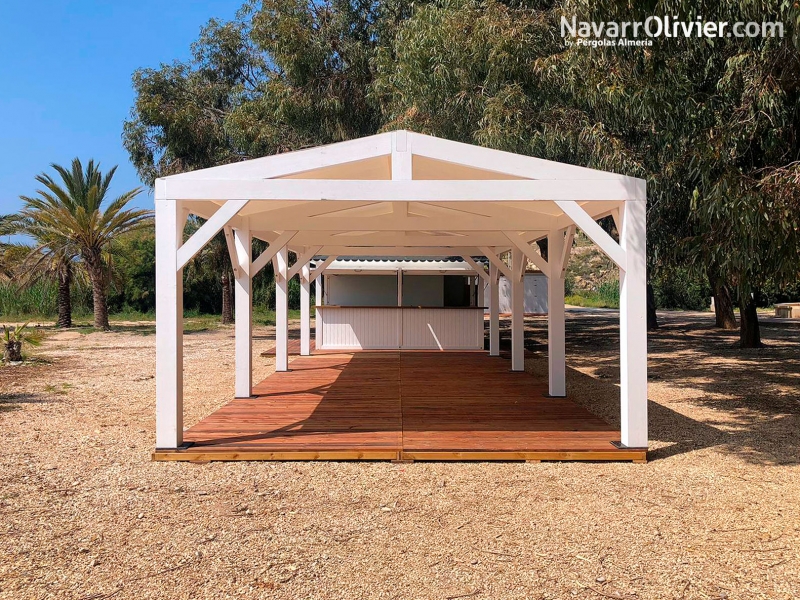 Terraza para chiringuito desmontable con pérgola y tarima autoclave en Alicante