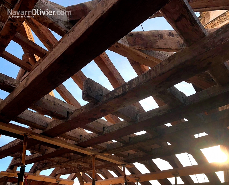 Antigua estructura de madera de la catedral de Jaén en proceso de resaturación
