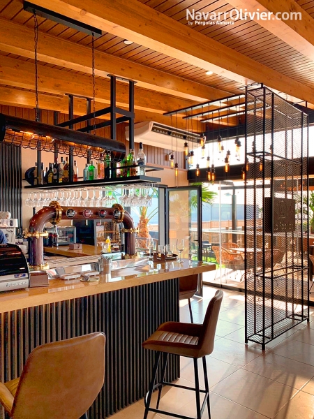 construcción de edificio para restaurante incluyendo intervenciones en interior en metal y madera