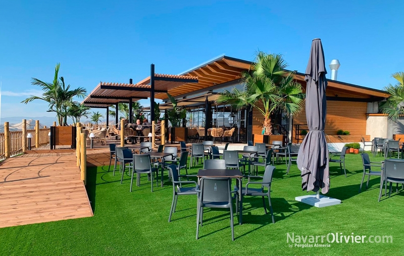 Terraza de restaurante La Fbrica. Construccin en madera y metal by NavarrOlivier