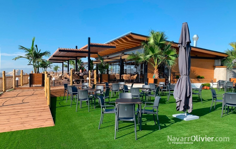 Terraza de restaurante La Fábrica. Construcción en madera y metal by NavarrOlivier