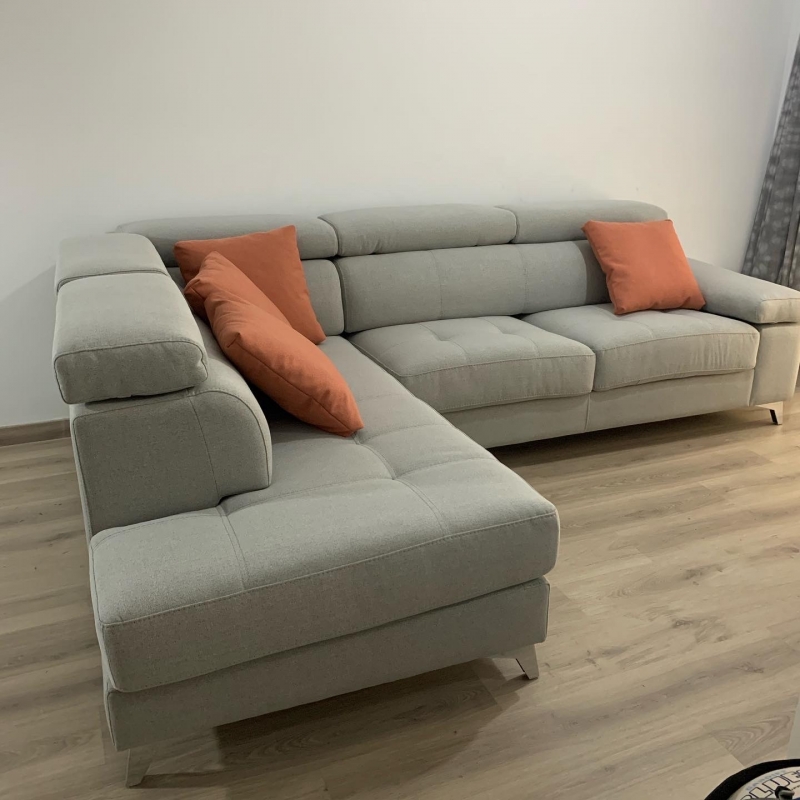 Nuestro modelo de sofá Polo con cojines en color teja