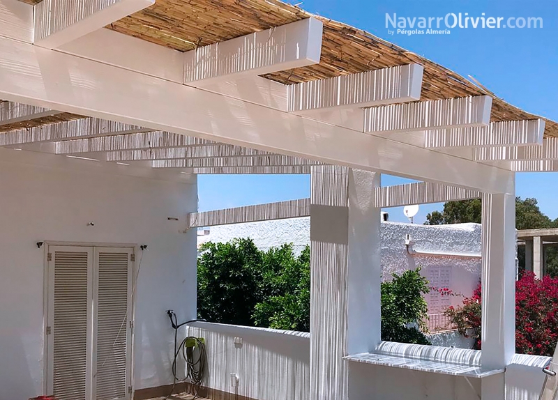 Prgola de madera blanca con techo de caizo para sombraje 