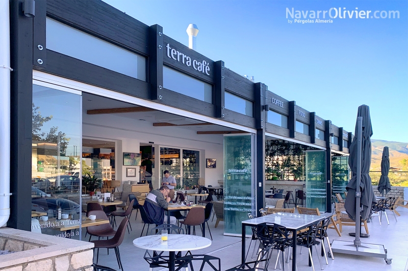 Terraza para cafeteria construida en maderaestructural con cerramiento en cortina de cristal