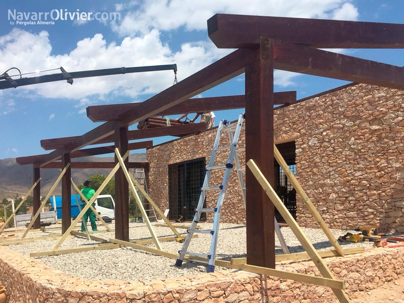 Montaje de estructura de madera para porche de casa rural 