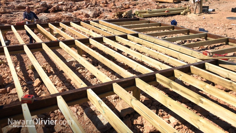 Entramado de madera para forjado sobre pilotes cilíndricos de madera