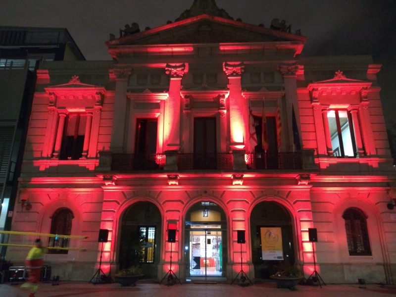 Iluminacion fachada Seu Districte Les Corts Pl. Comas Barcelona