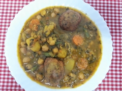 Potaje de garbanzos con albondigas de bacalao