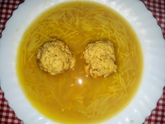 Sopa de cocido con pelotas