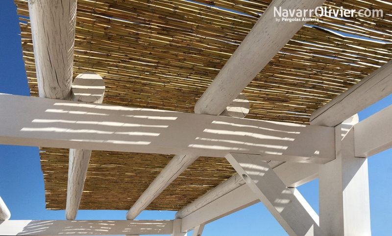 Pérgola de madera laminad y tronco calibrado con cubierta en cañizo 